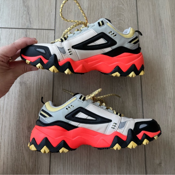 Fila Shoes - Fila Women's Trail Running Hiking Shoes 7 Oakmont Trail Coral & Black
